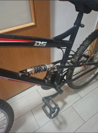 Bicicleta de Montaña Negra y Roja