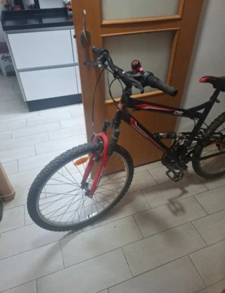 Bicicleta de Montaña Negra y Roja