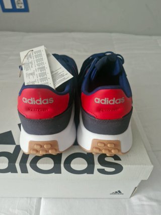 Zapatillas adidas, con etiquetas