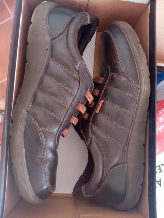 Zapatos niño V & D marrones. Los cordones fijos.