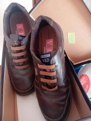 Zapatos niño V & D marrones. Los cordones fijos.