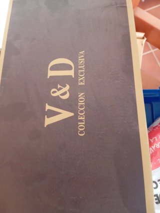 Zapatos niño V & D marrones. Los cordones fijos.