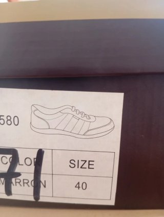 Zapatos niño V & D marrones. Los cordones fijos.