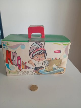 Máquina de coser de juguete años 60