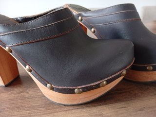 Zapatos de tacón de madera negros
