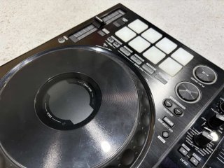 Pioneer DJ DDJ-1000 con Flightcase y Decksaver
