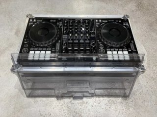 Pioneer DJ DDJ-1000 con Flightcase y Decksaver