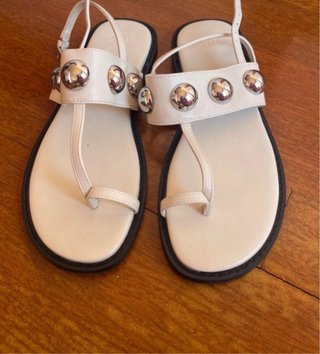 Sandalias Planas Blancas con Esferas