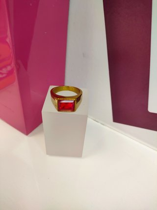 Anillo acero dorado con piedra roja cuadrada T17