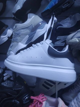 Zapatillas Blancas y Negras