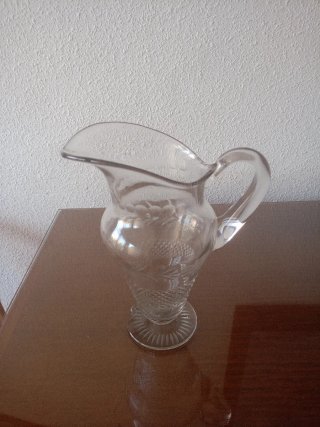 Jarra de cristal labrada antigua