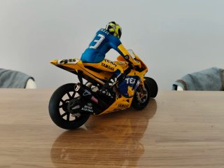 Modello Yamaha M1 2006 Rossi 1/12