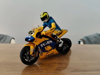 Modello Yamaha M1 2006 Rossi 1/12