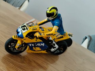 Modello Yamaha M1 2006 Rossi 1/12