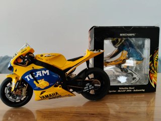 Modello Yamaha M1 2006 Rossi 1/12
