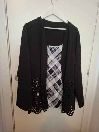Blusa negra con sobrecamisa de cuadros