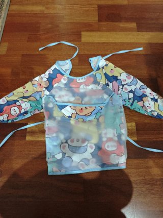 Babero infantil con mangas y bolsillo