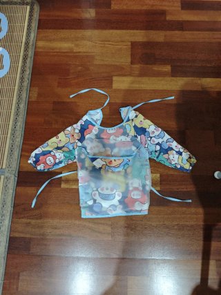 Babero infantil con mangas y bolsillo