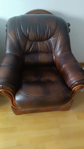 Sofá de piel marrón