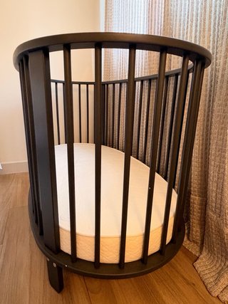 Cuna de bebé ovalada con protector trenzado
