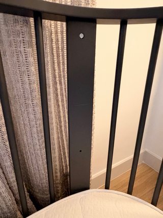 Cuna de bebé ovalada con protector trenzado