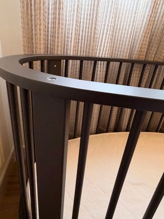 Cuna de bebé ovalada con protector trenzado
