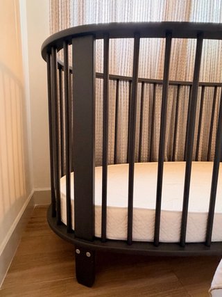 Cuna de bebé ovalada con protector trenzado