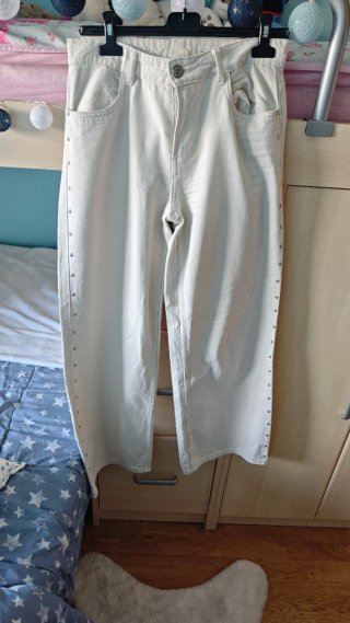 Pantalón vaquero beis claro con tachuelas