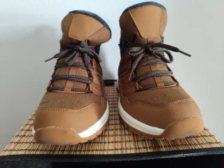Botas de montaña marrones y negras