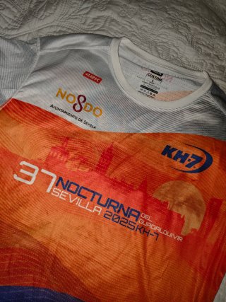 Camiseta Carrera Nocturna Sevilla 2025
