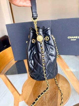 Bolso Chanel negro con cadena dorada