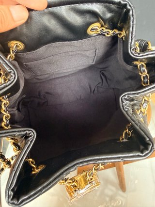 Bolso Chanel negro con cadena dorada