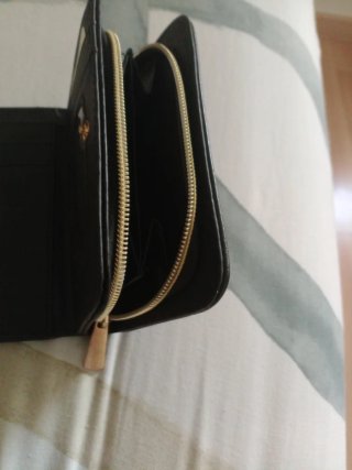 Monedero Negro con Detalles Dorados