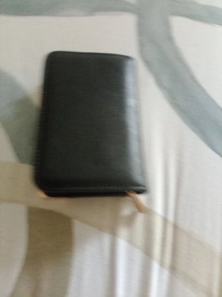 Monedero Negro con Detalles Dorados