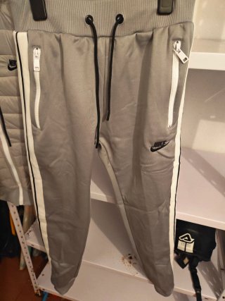 Conjunto deportivo Nike gris