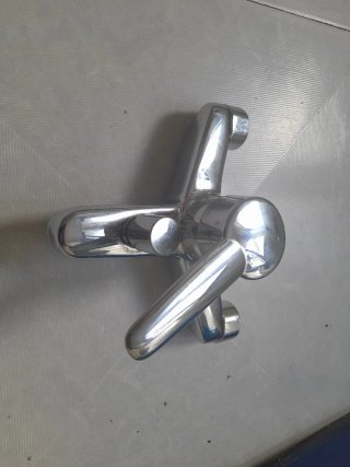 Grifo de metal plateado