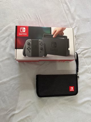 Nintendo Switch con Joy-Cons y Mando
