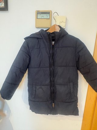 Abrigo niño negro. Talla 122cm