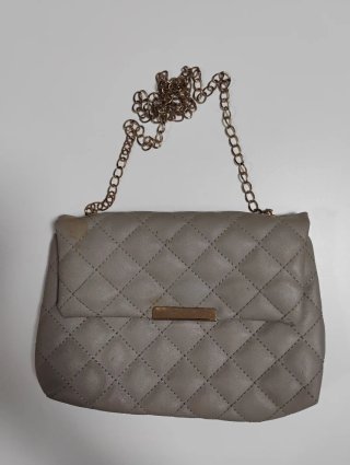 Bolso Acolchado Gris con Cadena
