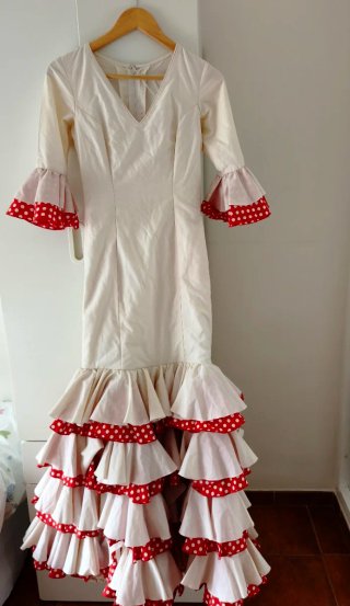 Traje de flamenca beige y rojo