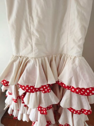 Traje de flamenca beige y rojo