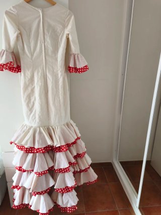 Traje de flamenca beige y rojo