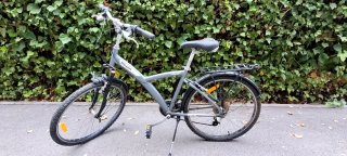 Bicicleta Btwin gris recogida en Carabanchel, Mad)