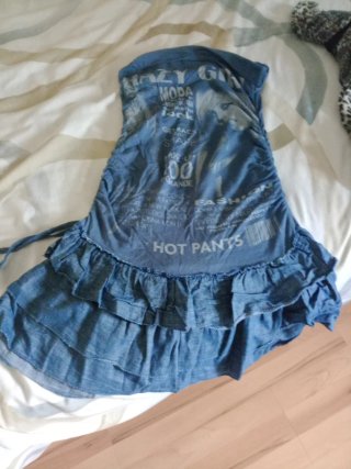 Vestido de verano azul con volantes