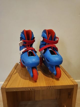 Patines infantiles azules y rojos