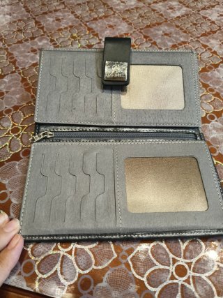 billetero o cartera de piel de la marca española L
