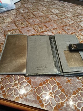 billetero o cartera de piel de la marca española L