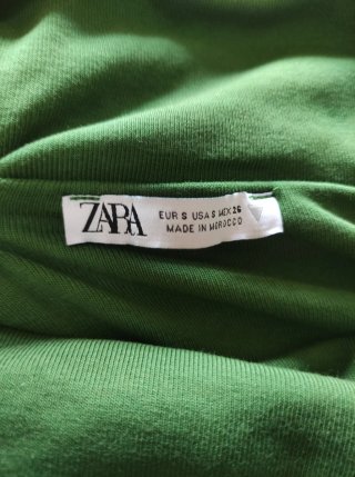 Vestido verde hombros descubiertos Zara