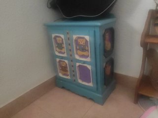 Armario de juguete infantil de madera con muñecos