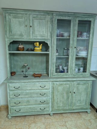 Mueble de pino macizo con detalles